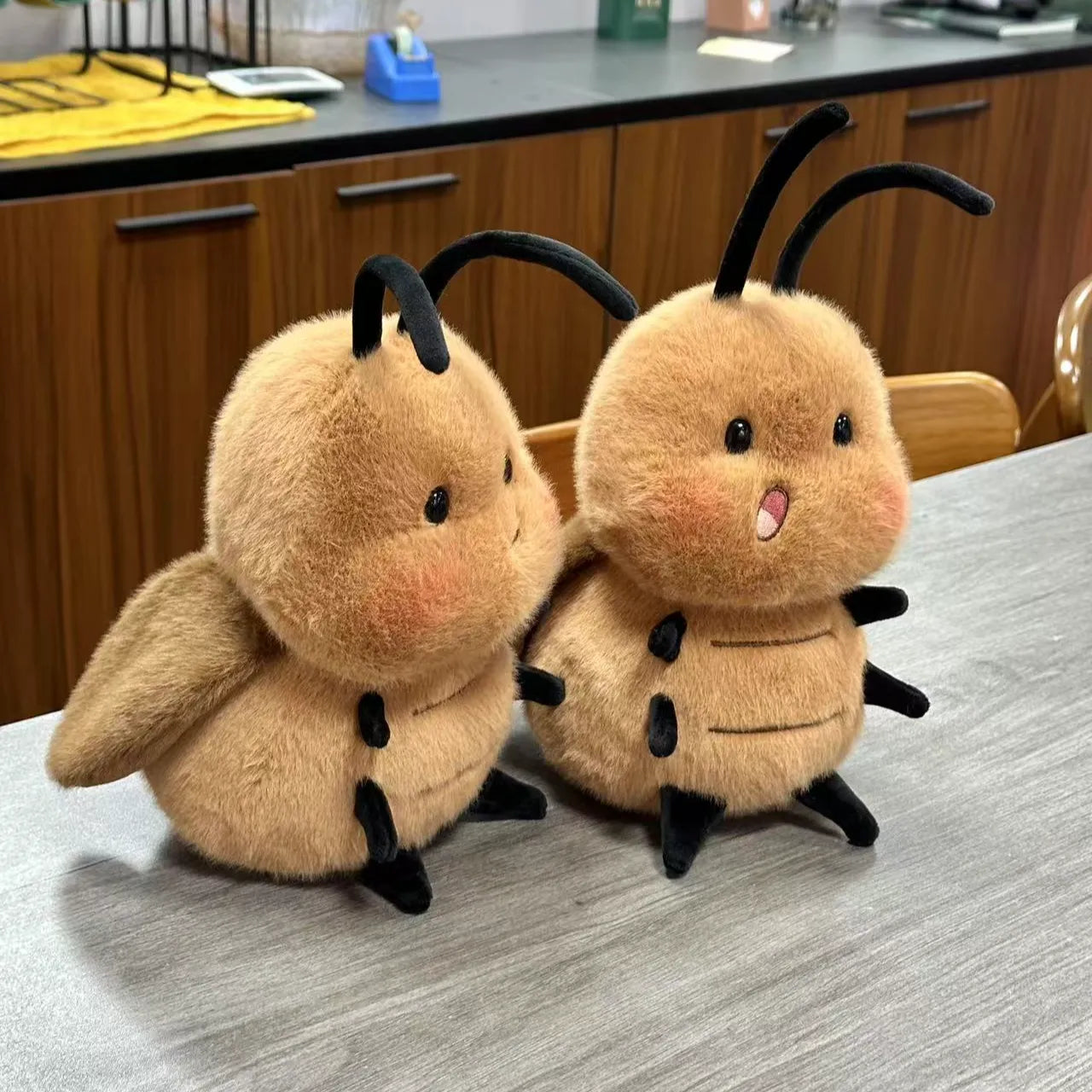 Pelúcia de Barata com Design Duplo e Fofo