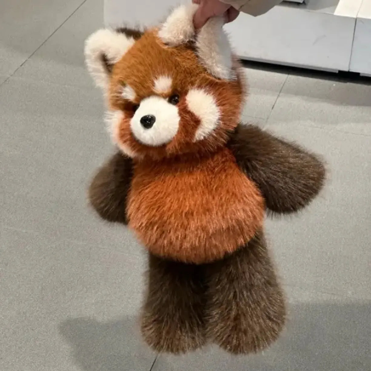 Fofo Panda Vermelho de Pelúcia Correndo